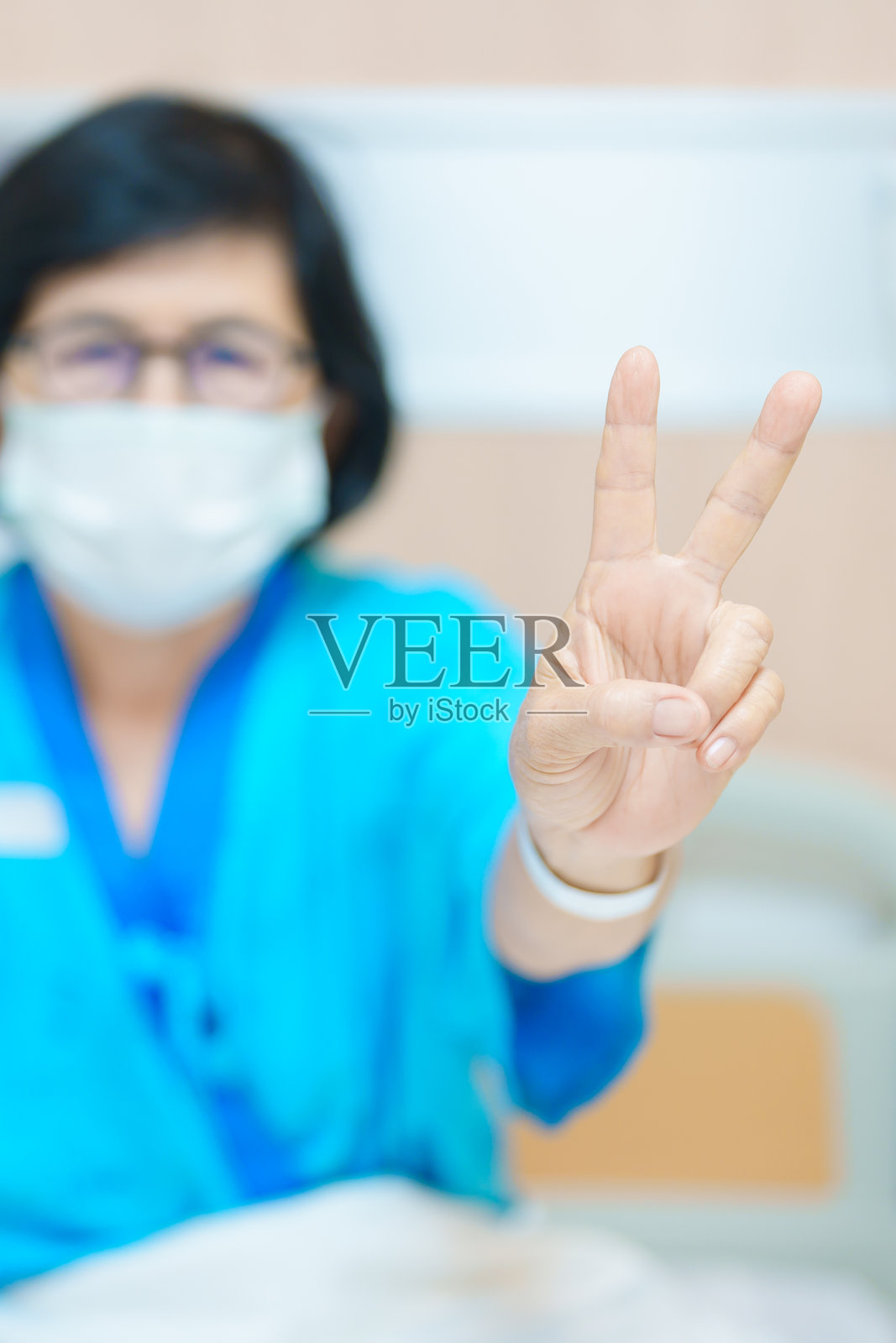 老年亚洲女性患者手术后恢复。快乐的老年人因病在医院休息。流感、发烧、治疗、保险、医疗保健以及世界病人日和健康日的概念。照片摄影图片