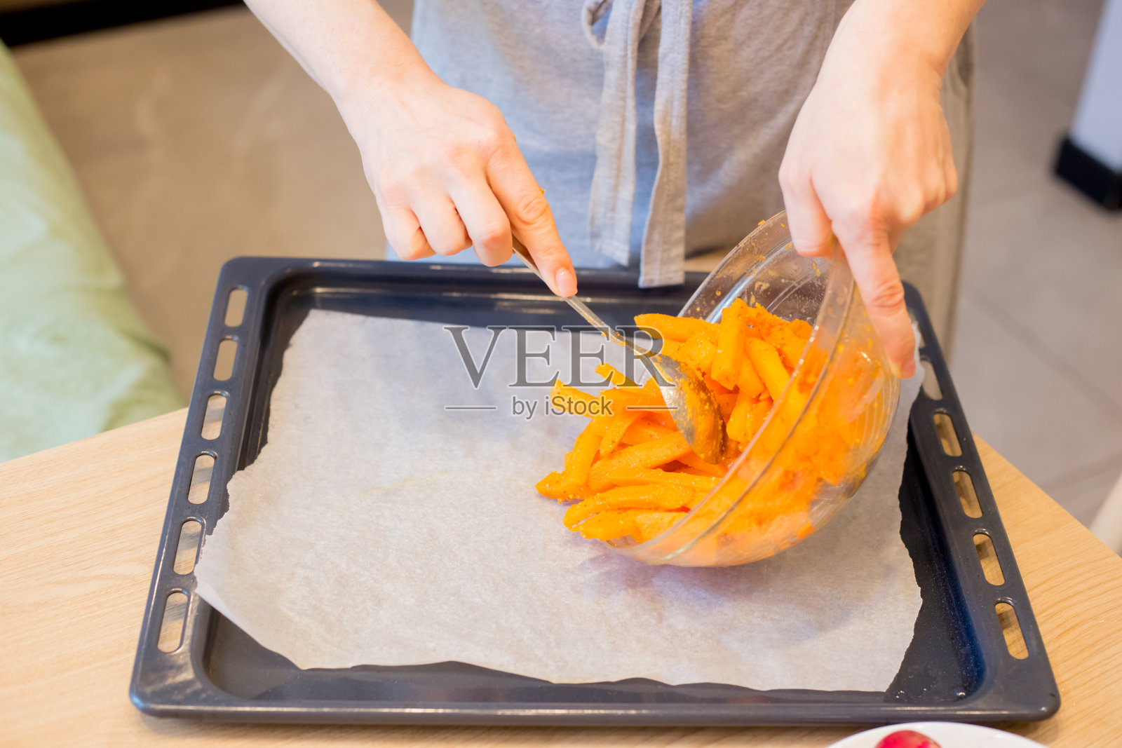 女人在厨房准备红薯薯条照片摄影图片