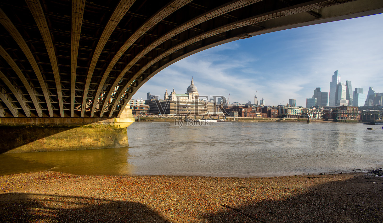 从布莱克弗莱尔桥下看圣保罗大教堂。照片摄影图片