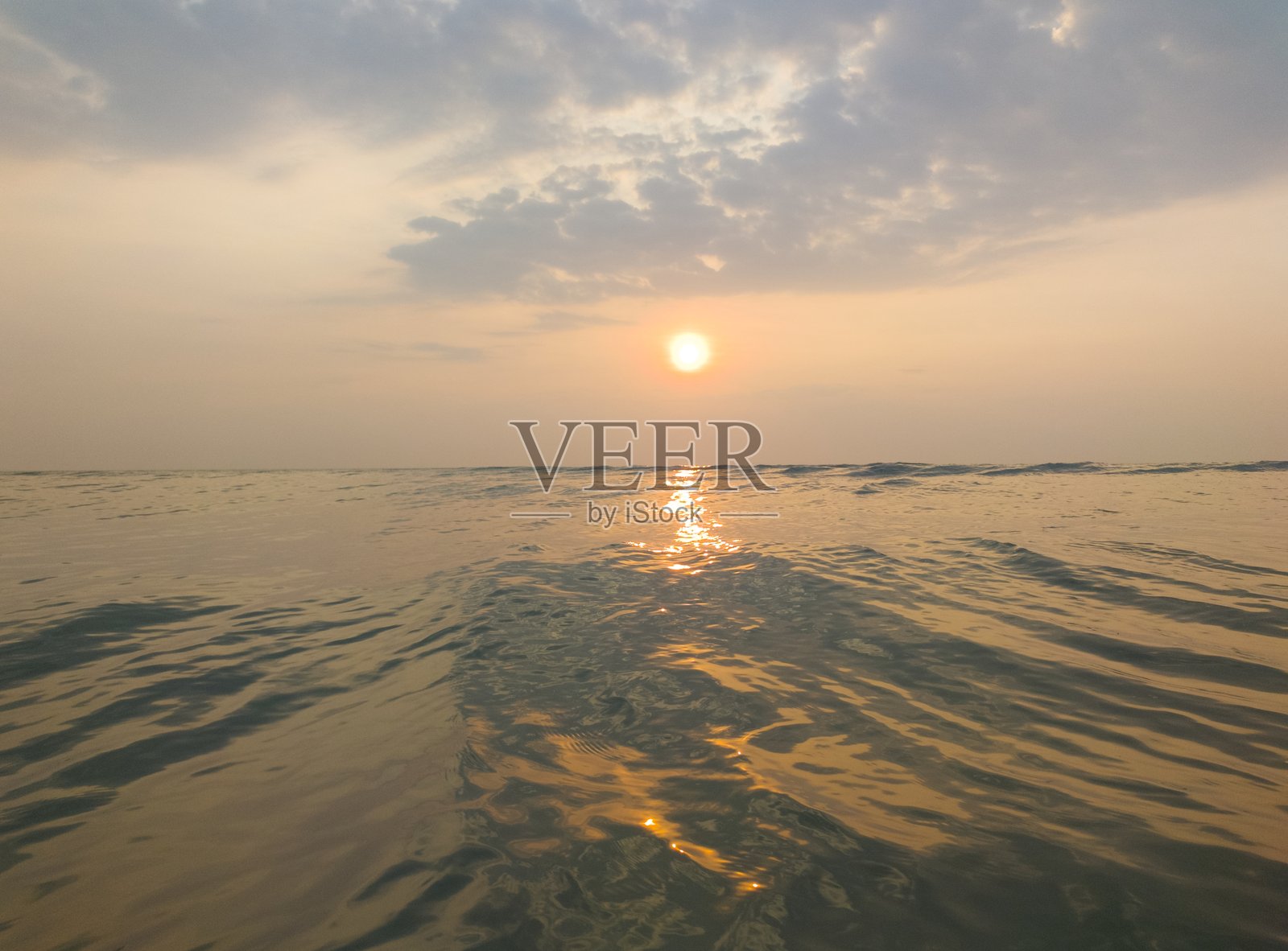 海边的金色日出照片摄影图片