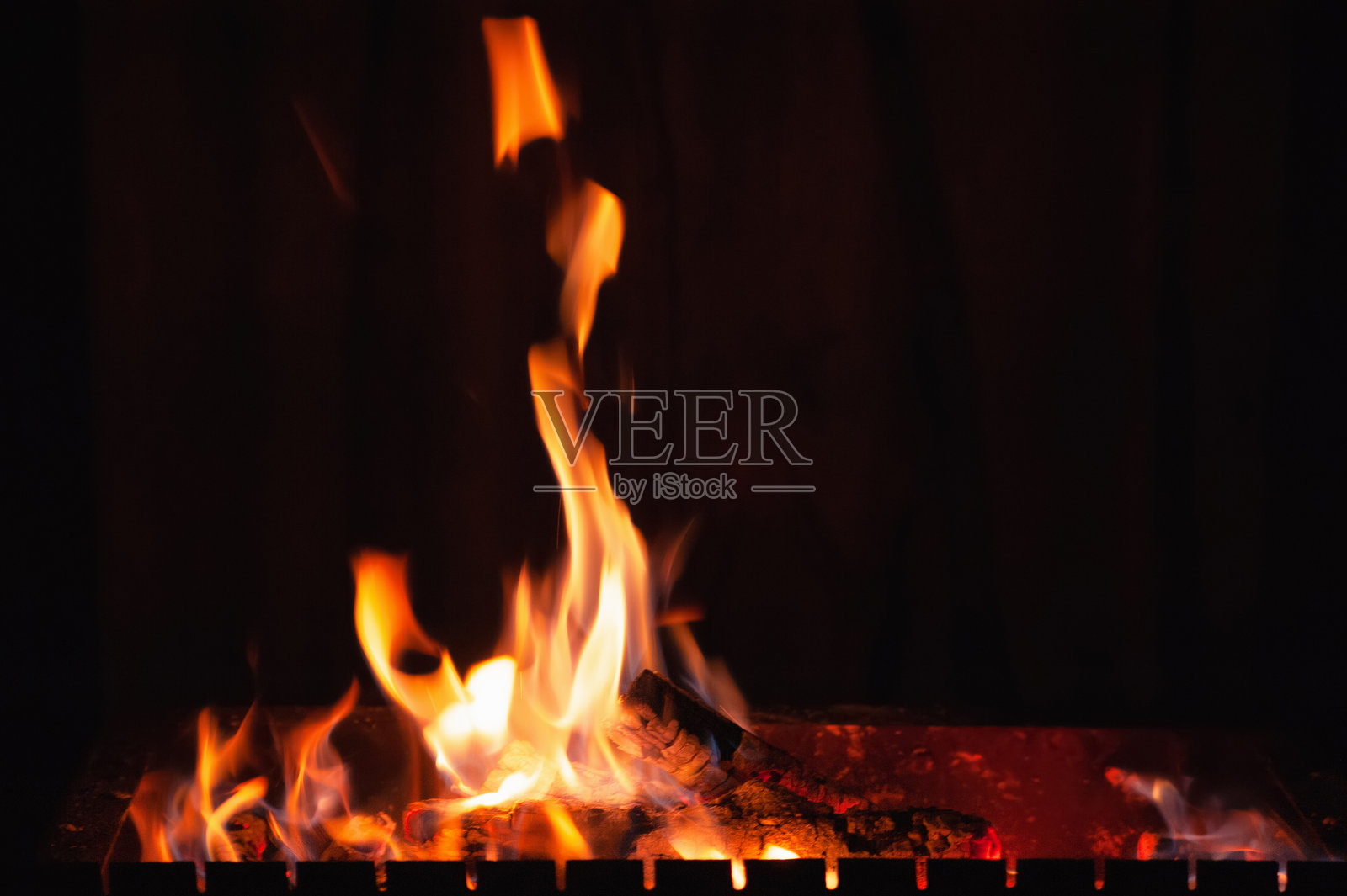 黑色背景下露营的明亮燃烧木材照片摄影图片