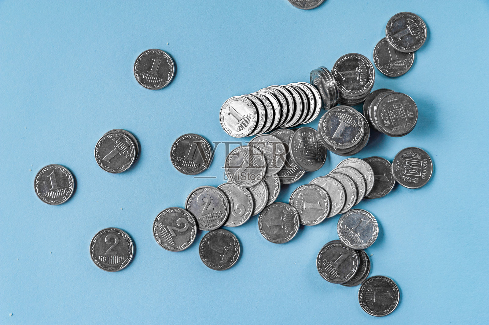 现金硬币，货币概念，蓝色背景上照片摄影图片