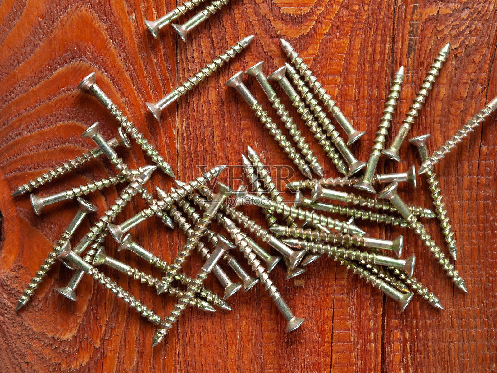 新螺丝特写在木质背景上照片摄影图片