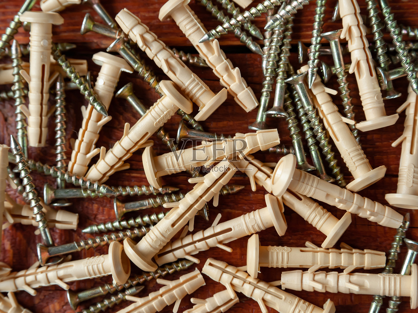 木材上的木钉和螺丝特写照片摄影图片