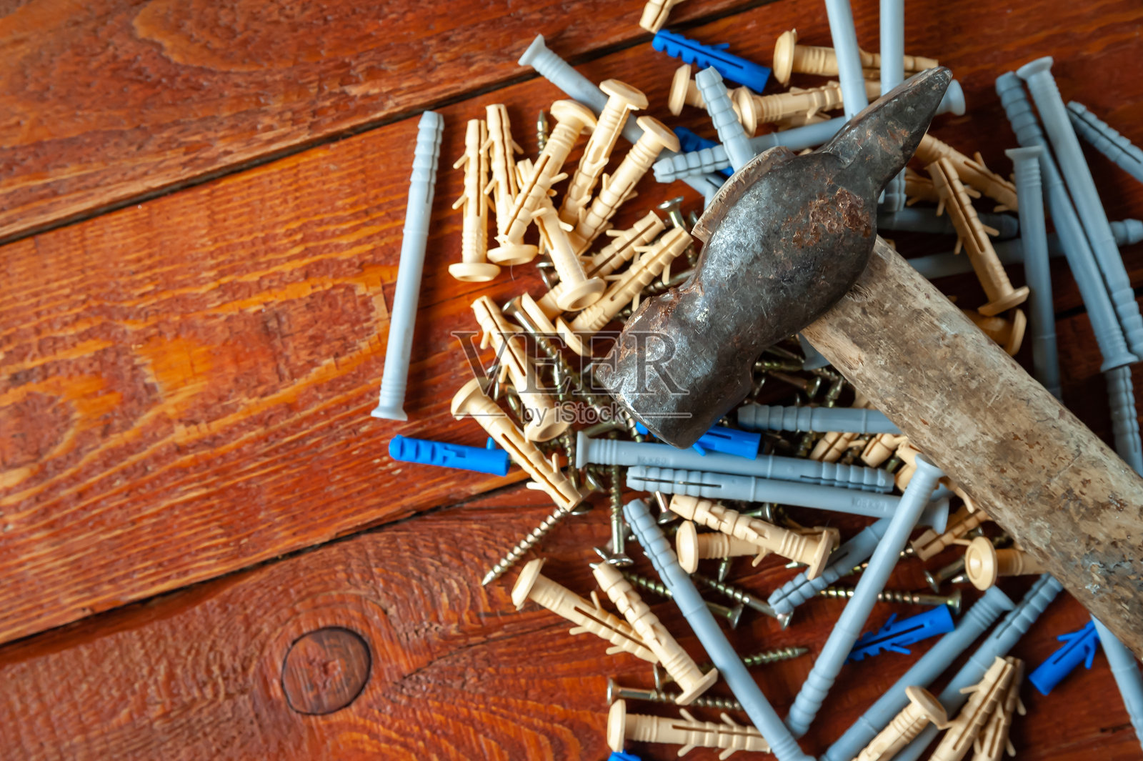 木材上的塑料螺钉和锤子照片摄影图片