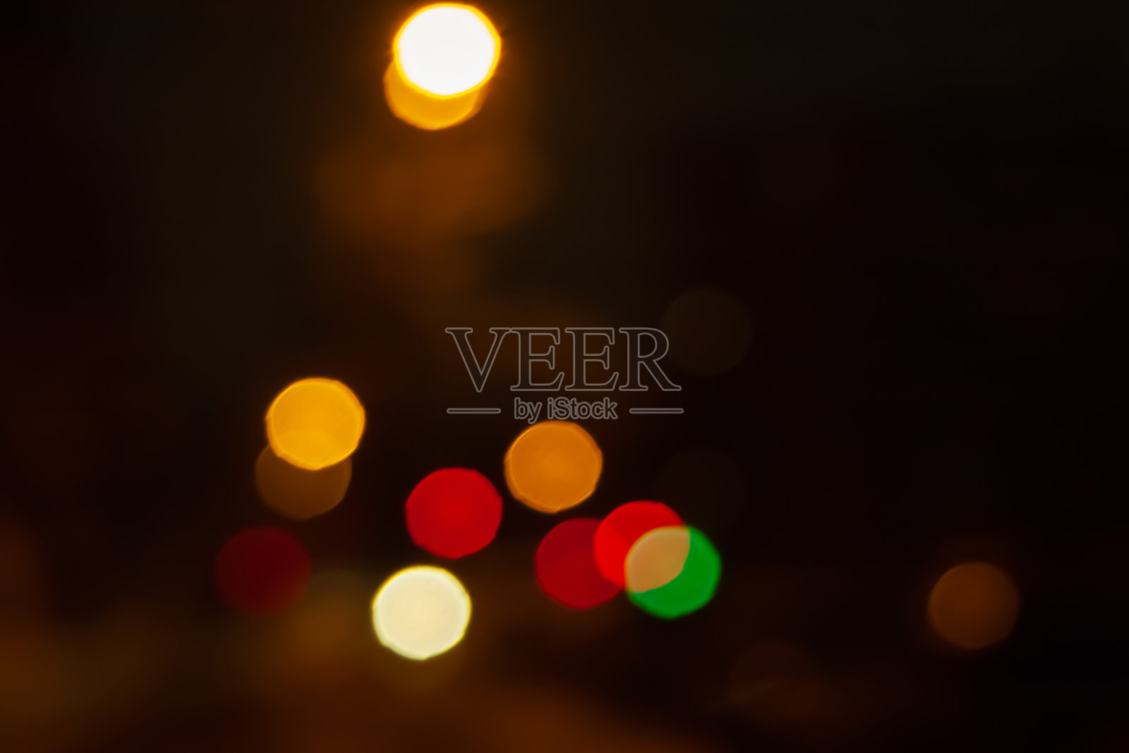 模糊的城市街道夜景背景，带有散景效果。用于设计的抽象壁纸照片摄影图片