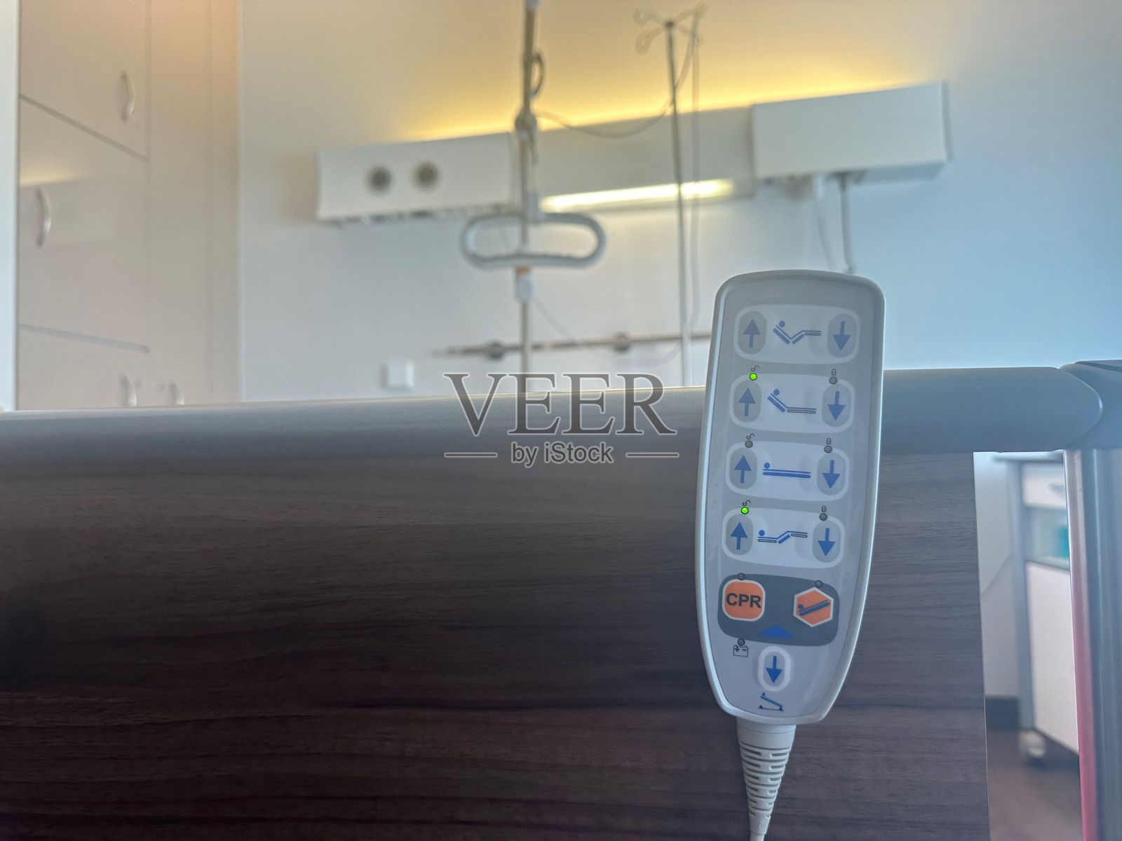 医院病房中的床遥控器，留有文本空间照片摄影图片