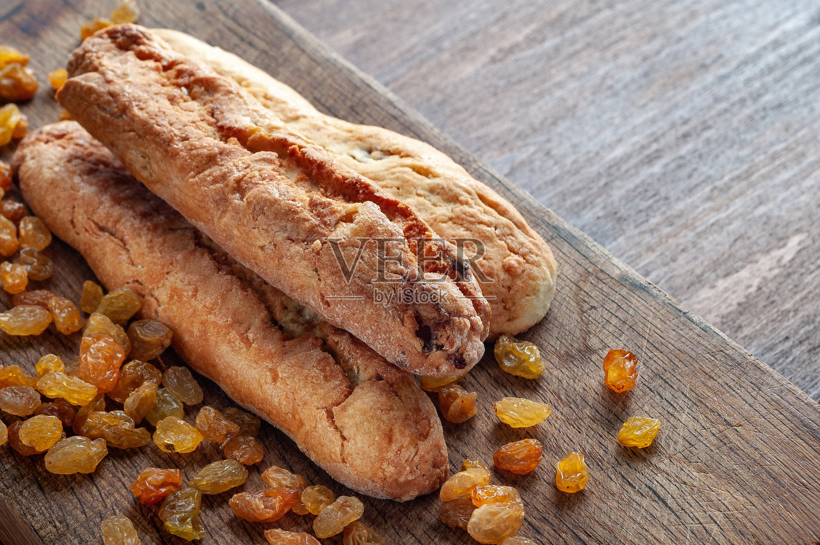 木桌上的葡萄干饼干和卷起的葡萄干照片摄影图片