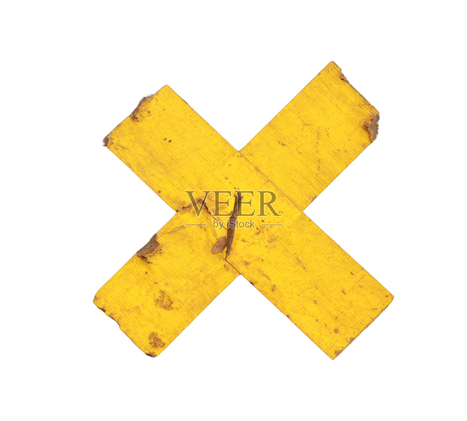 黄色错误标志，禁止贴在墙上，使用透明胶带制成，孤立在白色背景上。剪切路径。照片摄影图片