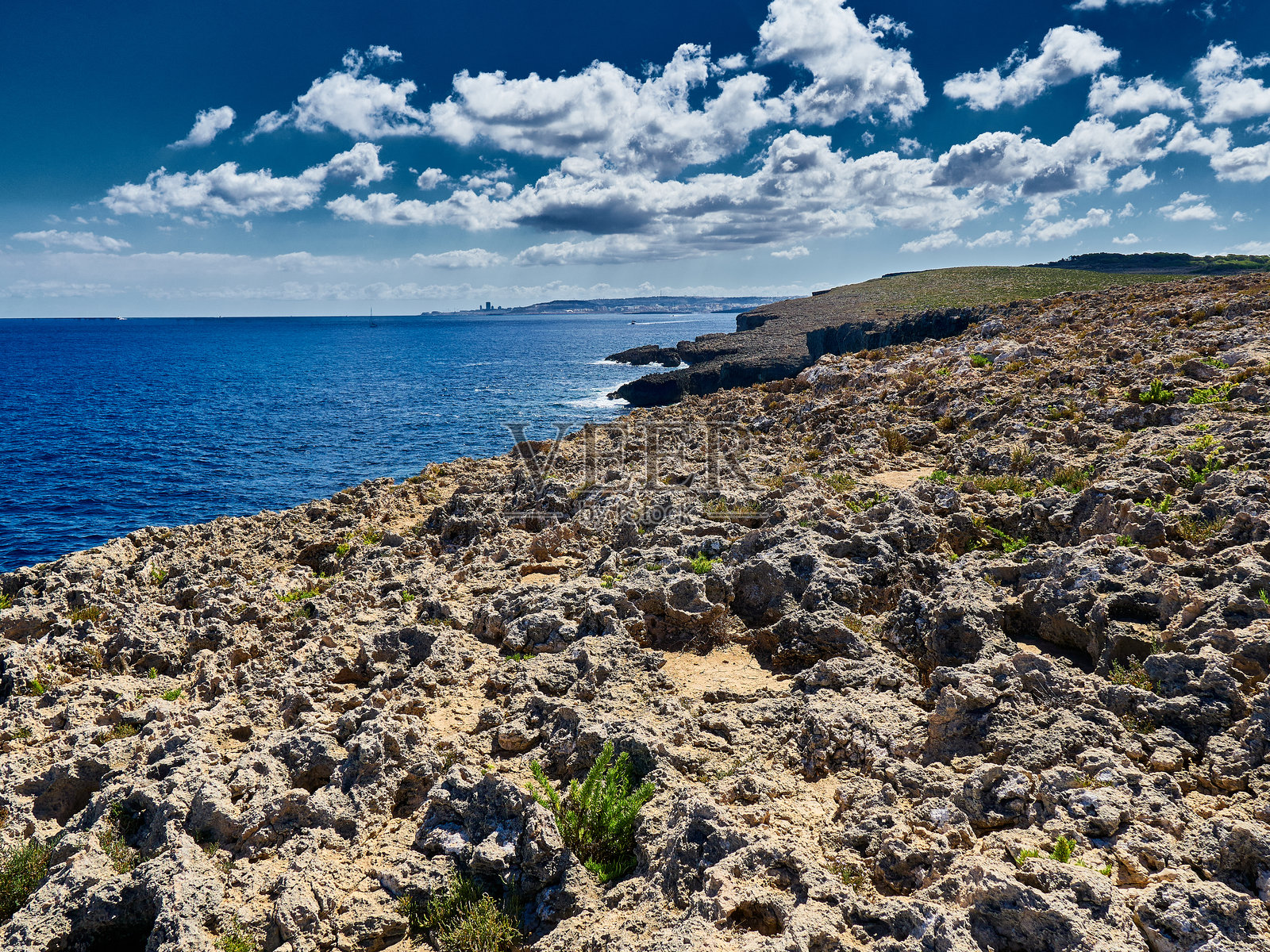 马耳他岛的岩石海岸照片摄影图片