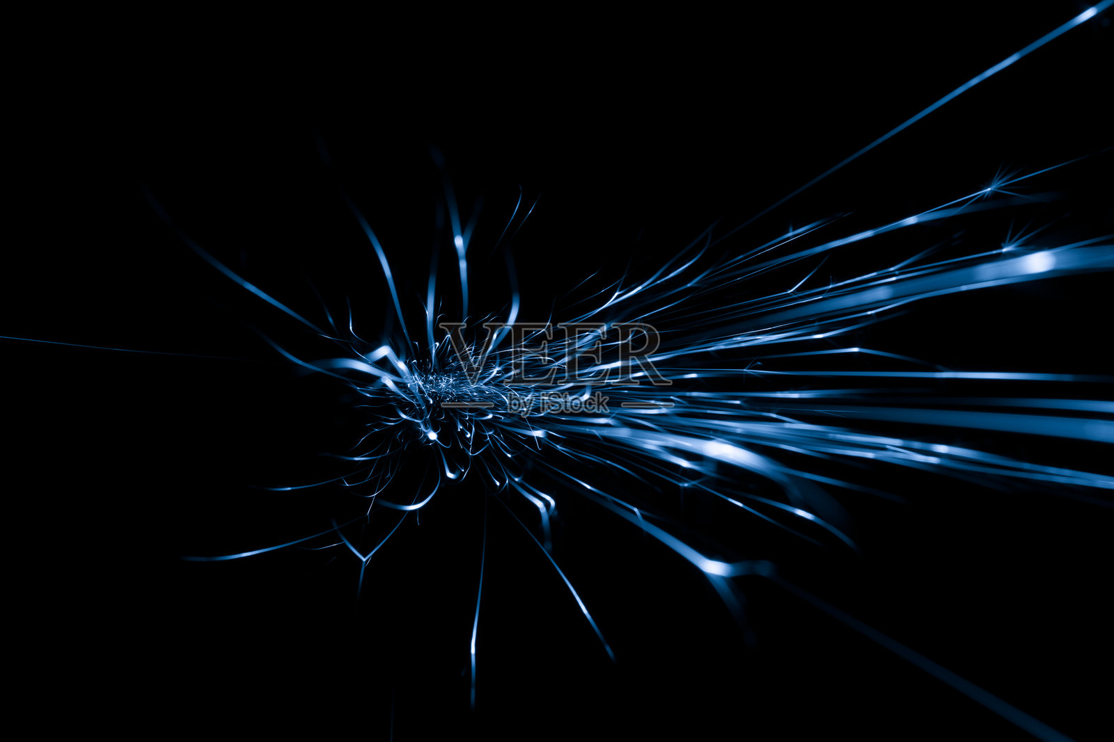 在黑暗中闪烁的蓝色火花来自磨床照片摄影图片