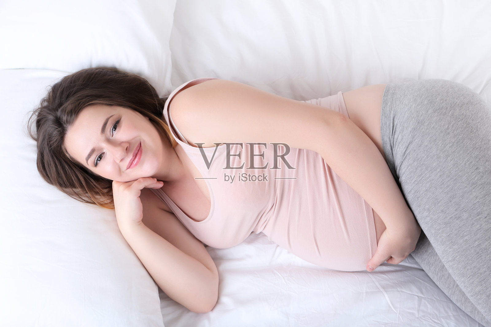 年轻孕妇在床上睡觉照片摄影图片