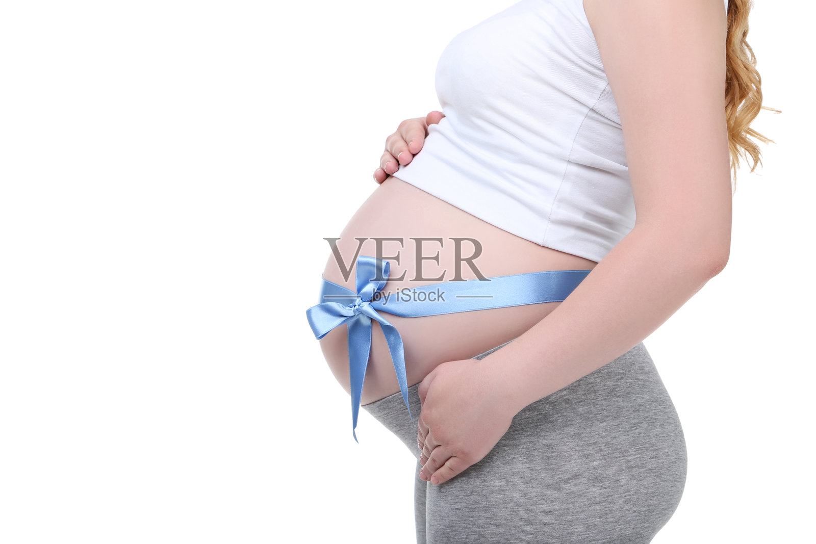 白色背景上的孕妇与蓝色丝带照片摄影图片