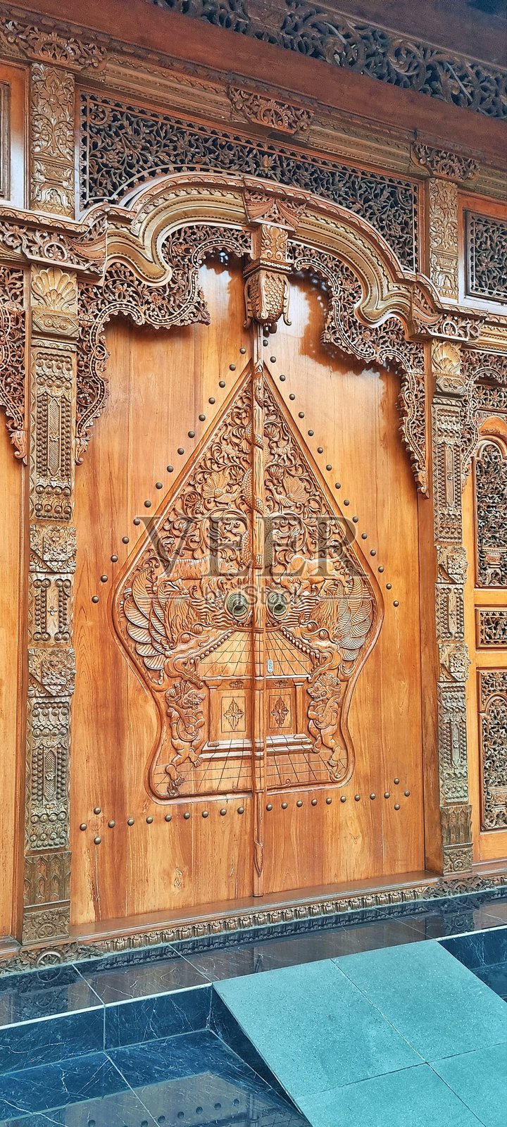 爪哇风格的木雕门照片摄影图片