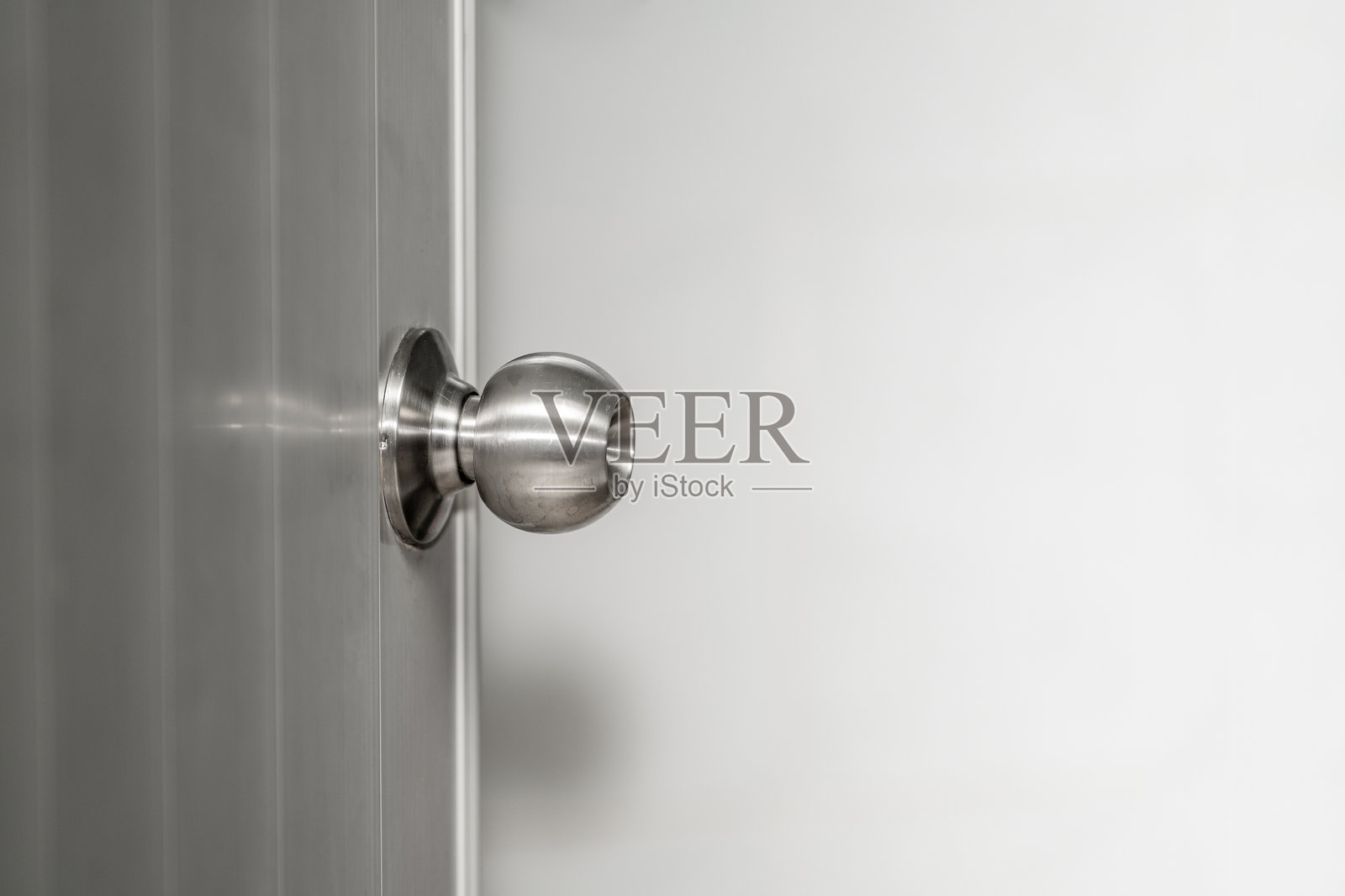 带锁系统的不锈钢门把手。安全与保护的概念。照片摄影图片