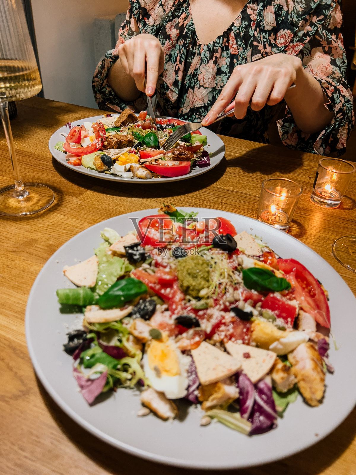 新鲜的蔬菜和鸡蛋组成的色彩缤纷的沙拉，桌上散发着新鲜的风味混合，充满爱的家常晚餐，精心摆放的新鲜食材。健康的晚餐盛放在优雅的盘子里，营造出温馨的氛围。照片摄影图片