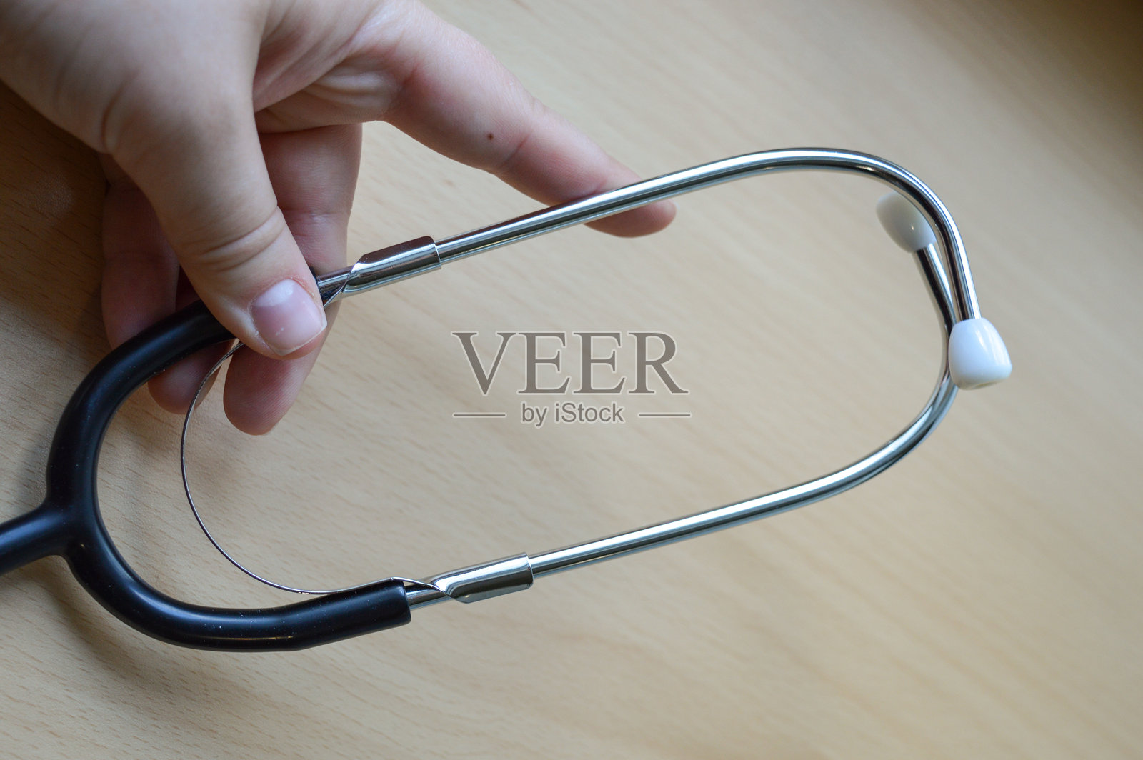 黑色听诊器和血压袖带放在木质表面上的医疗工具，诊断、医疗服务设备，健康保险视觉，供医学学生培训的教育内容照片摄影图片