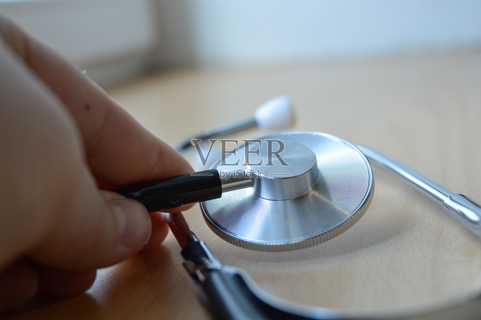 黑色听诊器和血压袖带放在木质表面上的医疗工具，诊断、医疗服务设备，健康保险视觉，医学学生培训的教育内容照片摄影图片