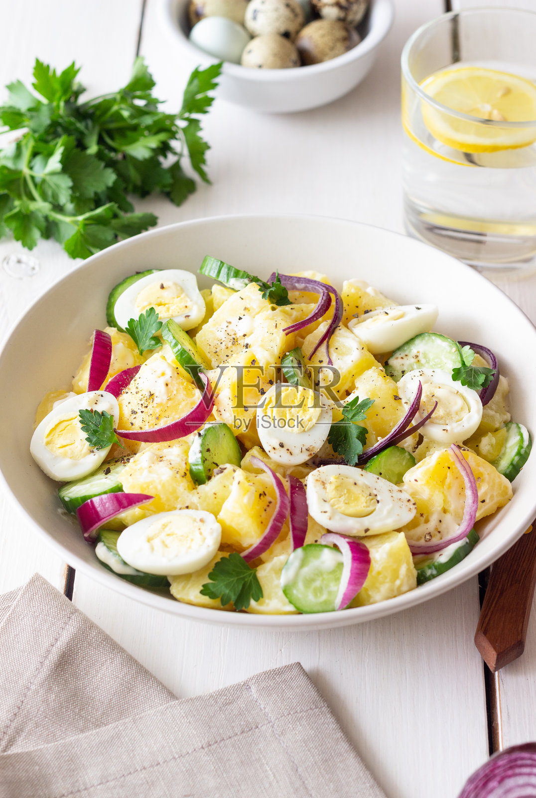 土豆、黄瓜、洋葱和鸡蛋沙拉。健康食品。素食食品。照片摄影图片
