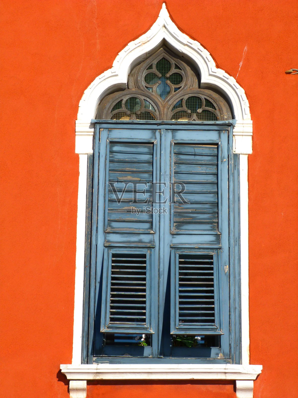 威尼斯的哥特式窗户和旧百叶窗照片摄影图片