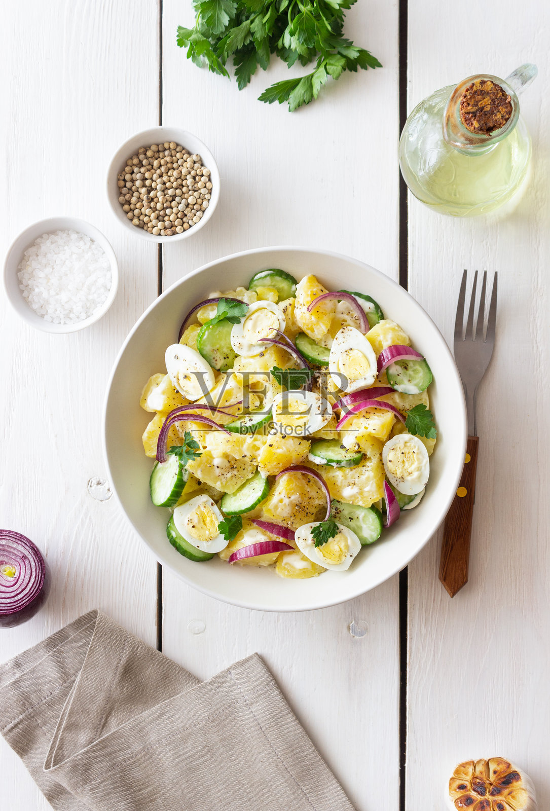 土豆、黄瓜、洋葱和鸡蛋沙拉。健康食品。素食食品。照片摄影图片
