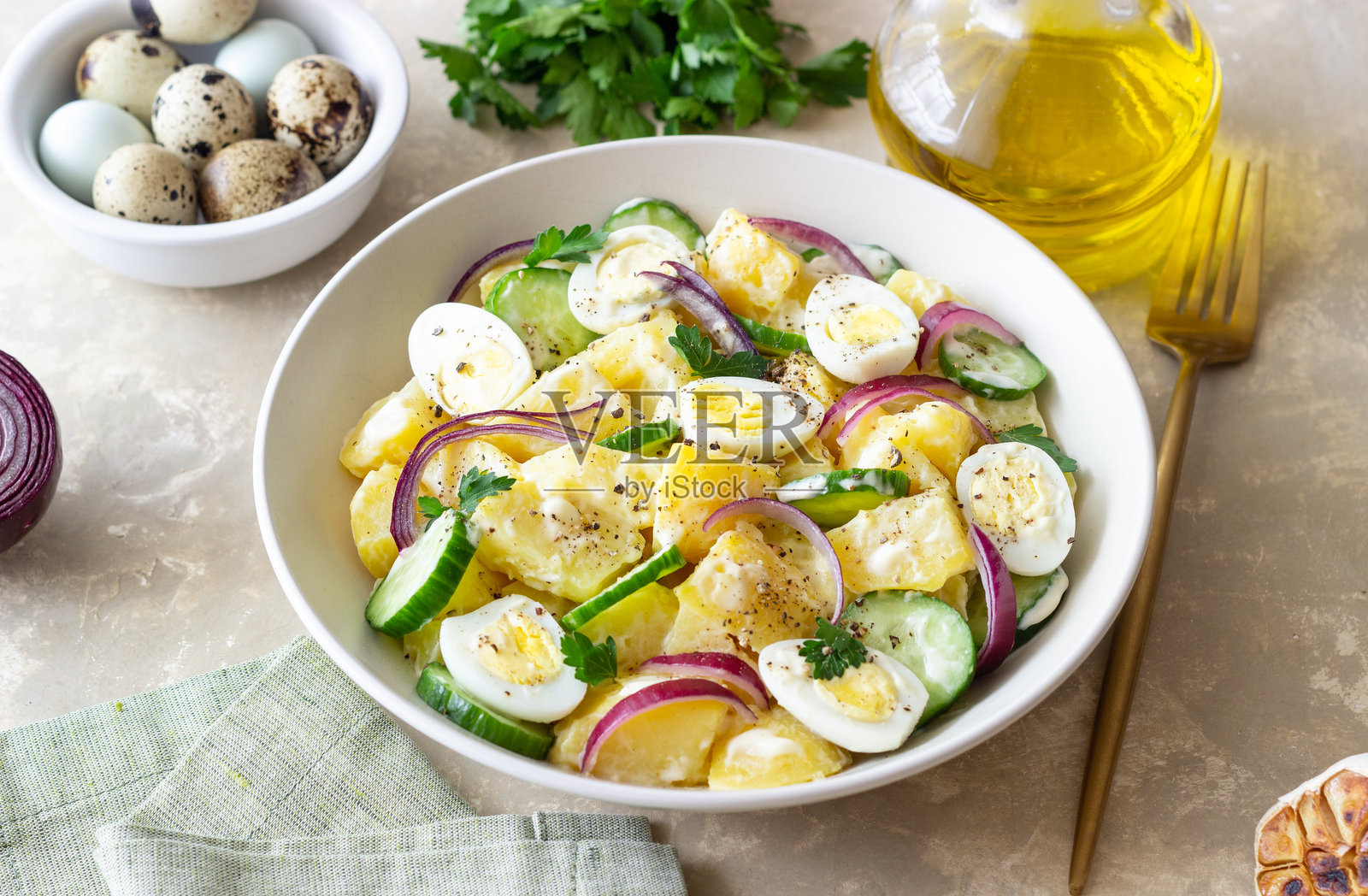 土豆、黄瓜、洋葱和鸡蛋沙拉。健康食品。素食食品。照片摄影图片