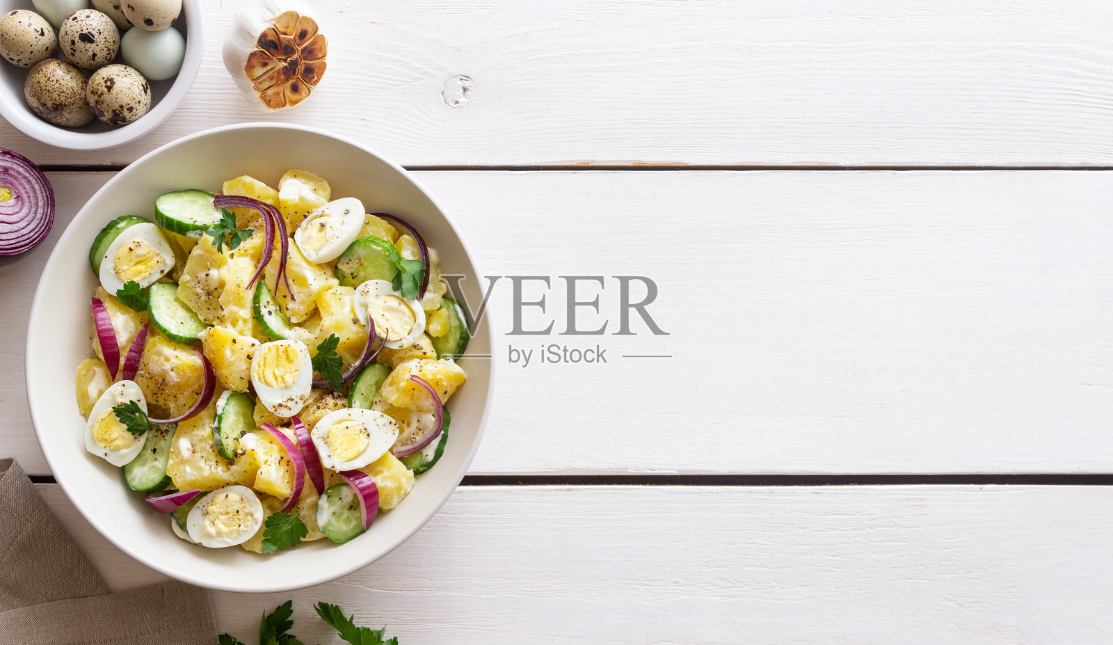 土豆、黄瓜、洋葱和鸡蛋沙拉。健康食品。素食。照片摄影图片