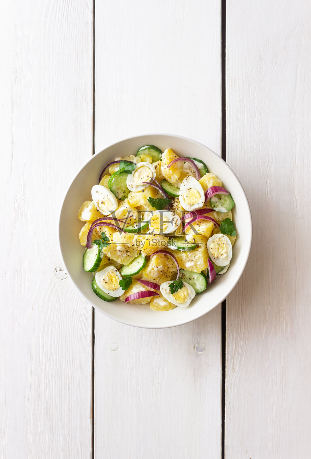 土豆、黄瓜、洋葱和鸡蛋沙拉。健康食品。素食食品。照片摄影图片