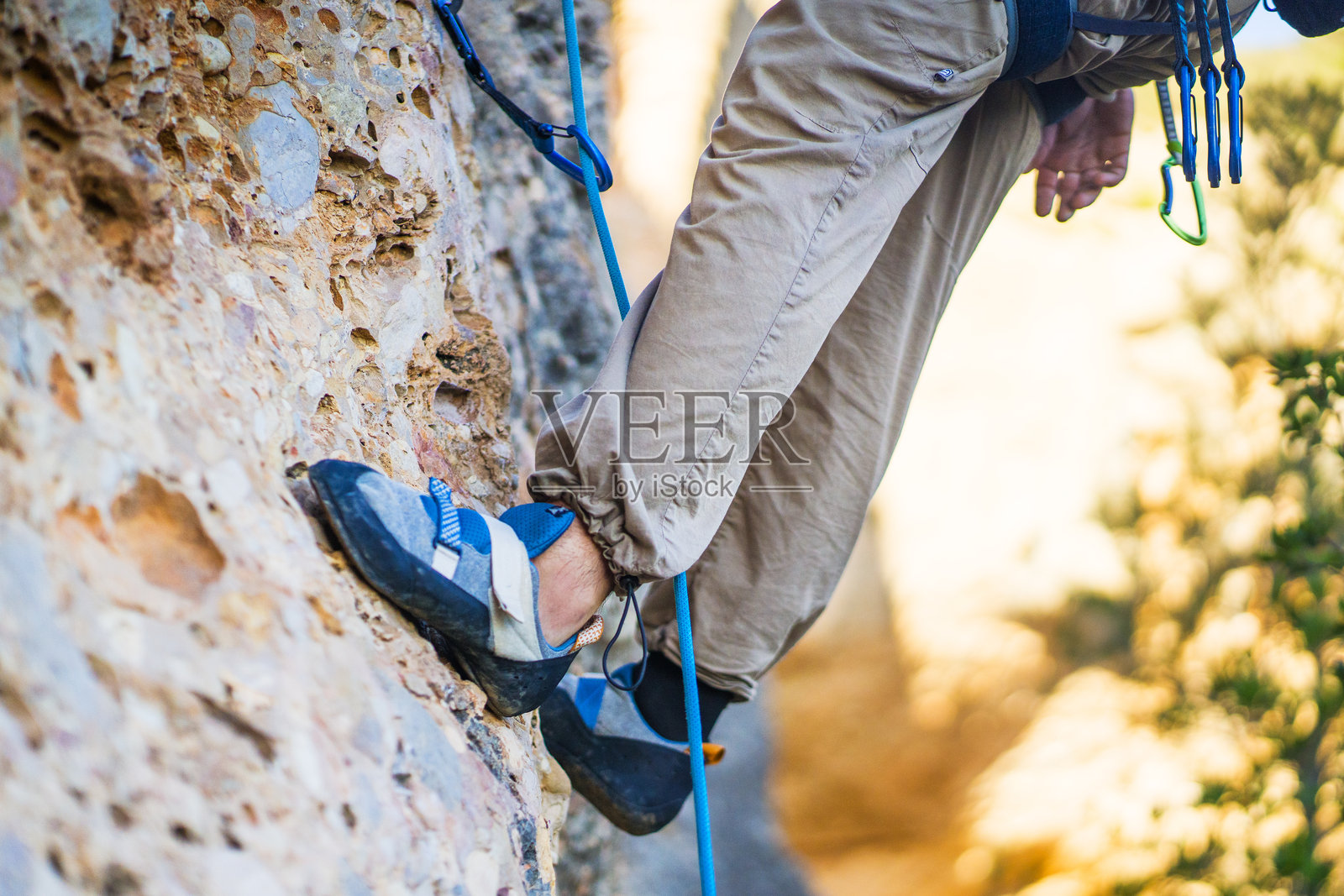 一位女性正在进行激烈的极限运动，登山和攀岩。照片摄影图片