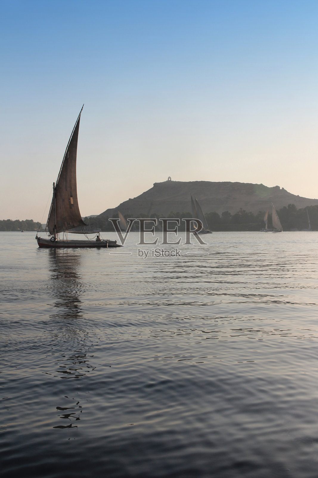 在尼罗河上航行的费卢卡帆船照片摄影图片