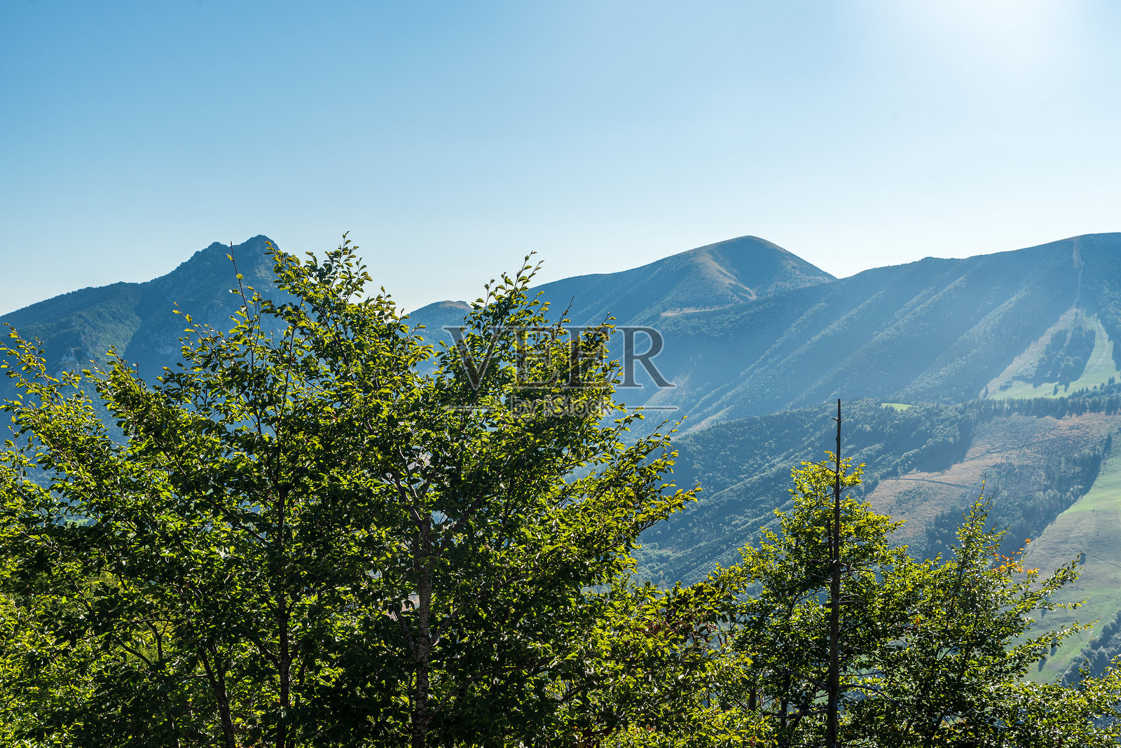 斯洛伐克马拉法特拉山脉的索科利山上俯瞰的维尔基·罗苏特茨、斯托赫和奥斯尼察照片摄影图片