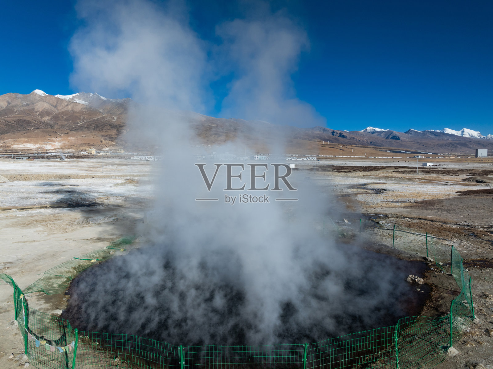 中国西藏的地热温泉照片摄影图片