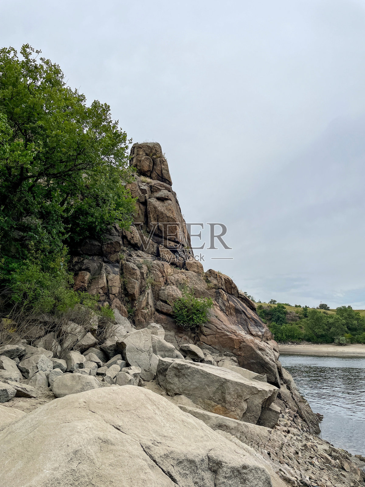 河岸两侧有岩石和沙子照片摄影图片