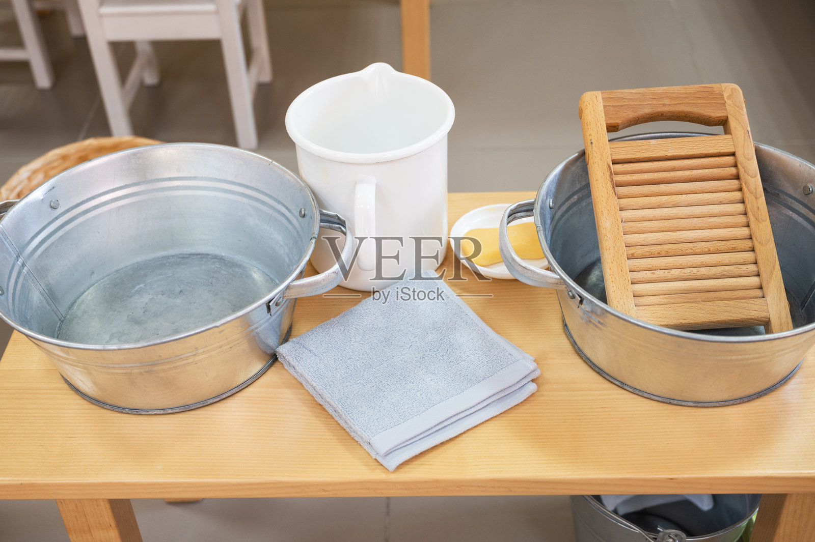 蒙特梭利洗涤站，配有水桶和洗衣板照片摄影图片