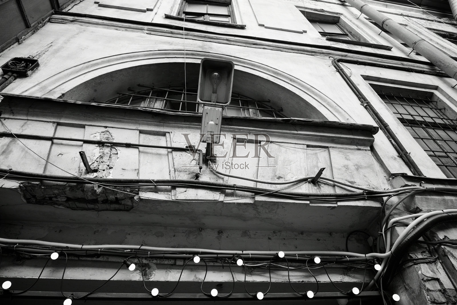 建筑入口的建筑元素与泛光灯。照片摄影图片