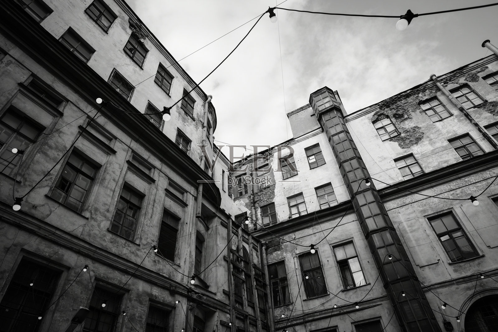 黑白色调的老城市庭院横向外观。照片摄影图片