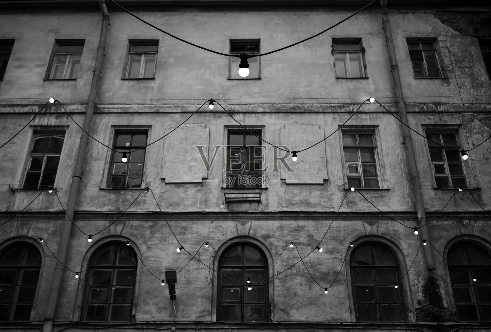 黑白色调的老城市庭院横向外观。照片摄影图片