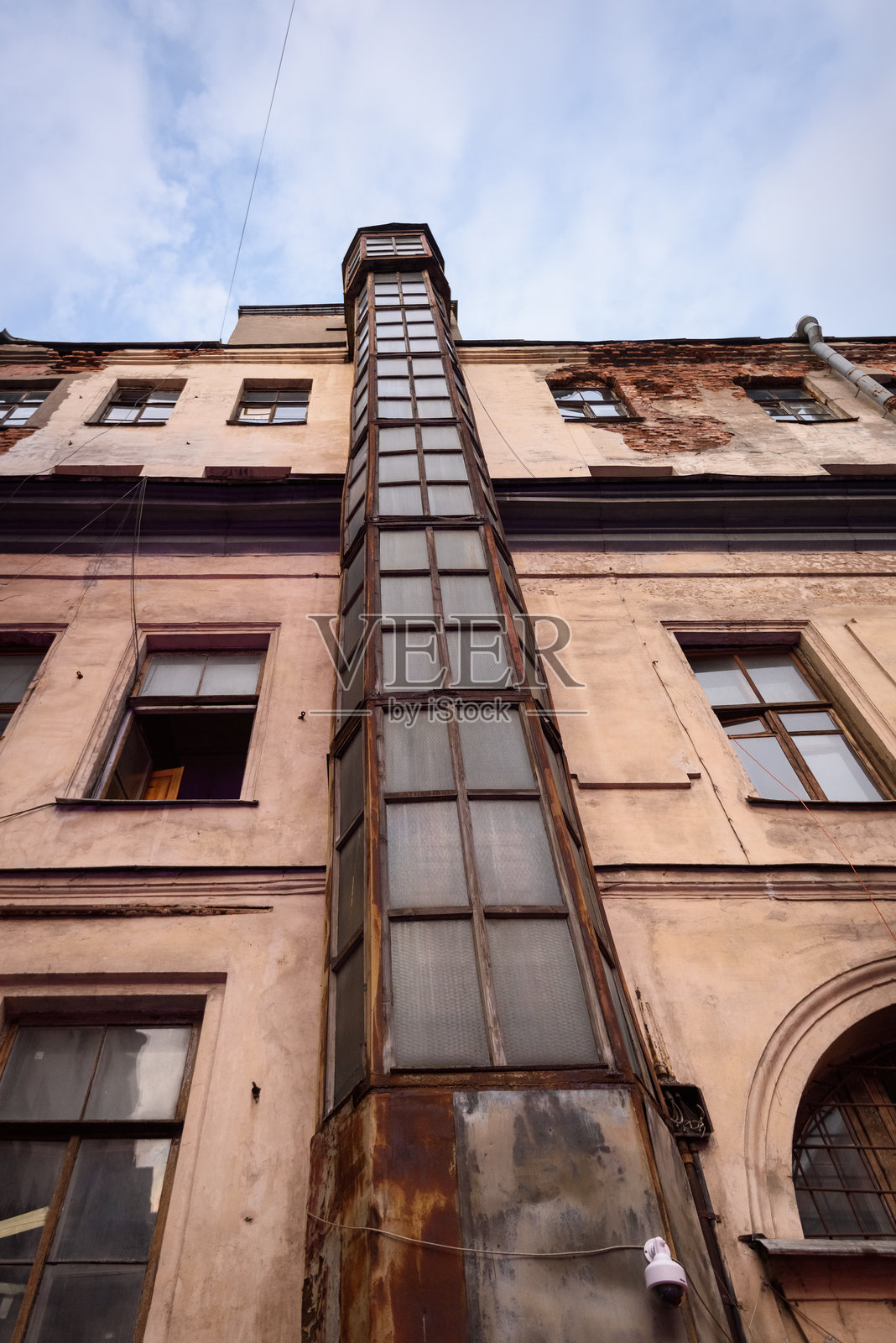 老城市建筑的透视立面。照片摄影图片