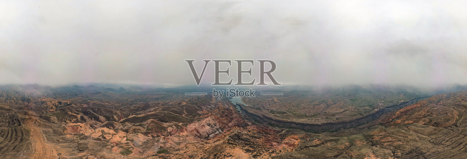 春季美丽的峡谷徒步旅行照片摄影图片