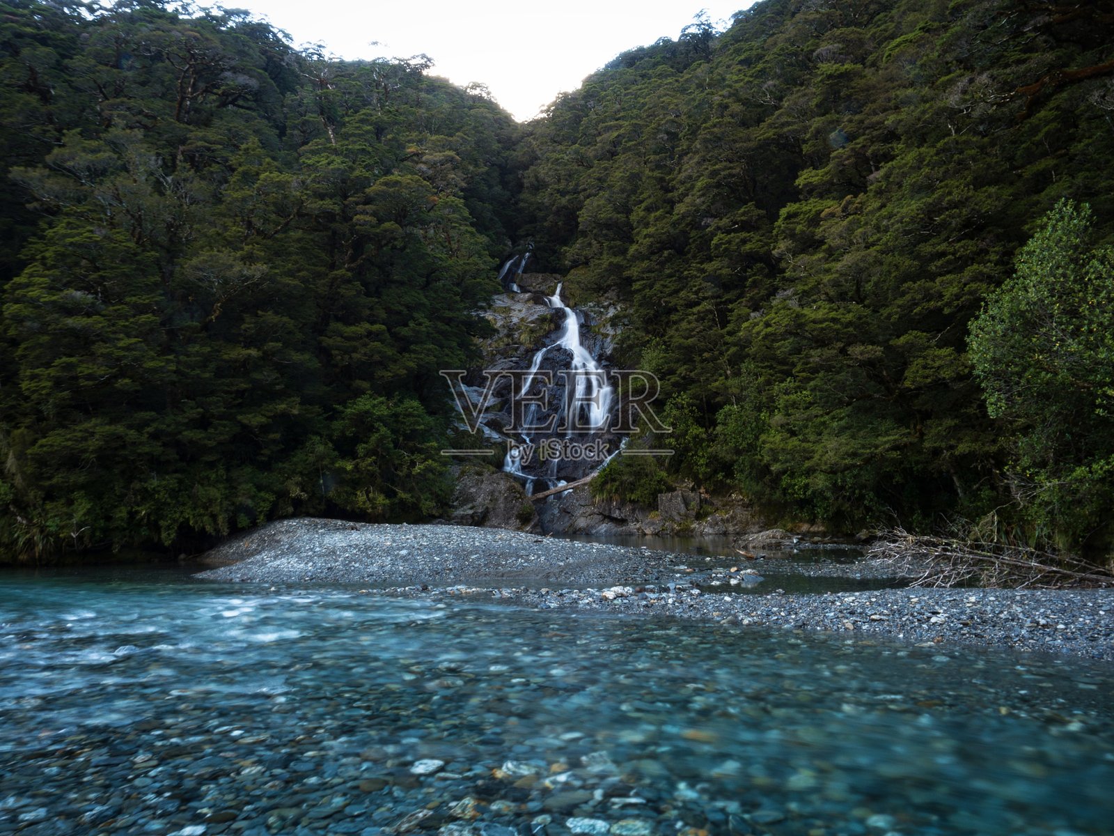 法恩泰尔瀑布流入新西兰西兰国家公园哈斯特通道附近的清澈蓝色绿松石哈斯特河照片摄影图片