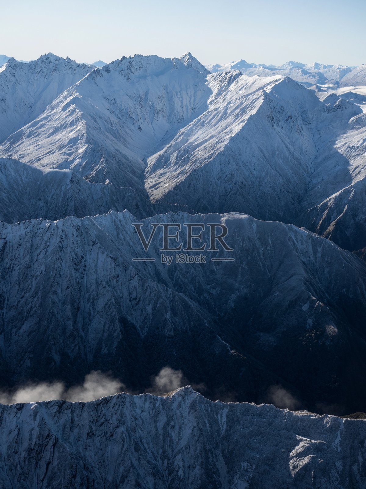 南岛奥塔哥南部的南阿尔卑斯山，白雪覆盖的山峰，鸟瞰全景。照片摄影图片