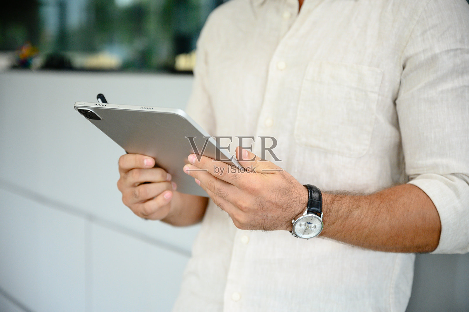 现代办公室环境中使用数字平板的专业男士照片摄影图片