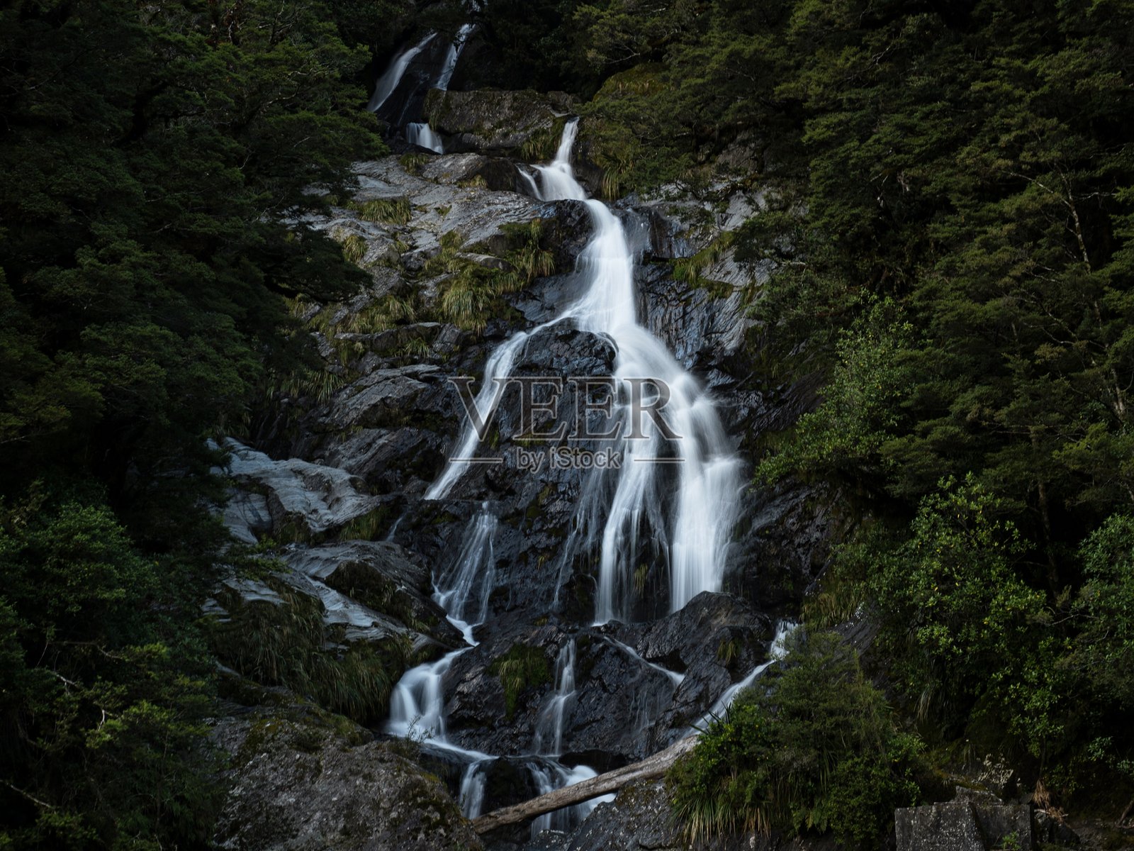 哈斯特河哈斯特山口附近的幻想尾瀑布溪流的特写长曝光照片，位于新西兰西兰的阿斯普林山国家公园。照片摄影图片