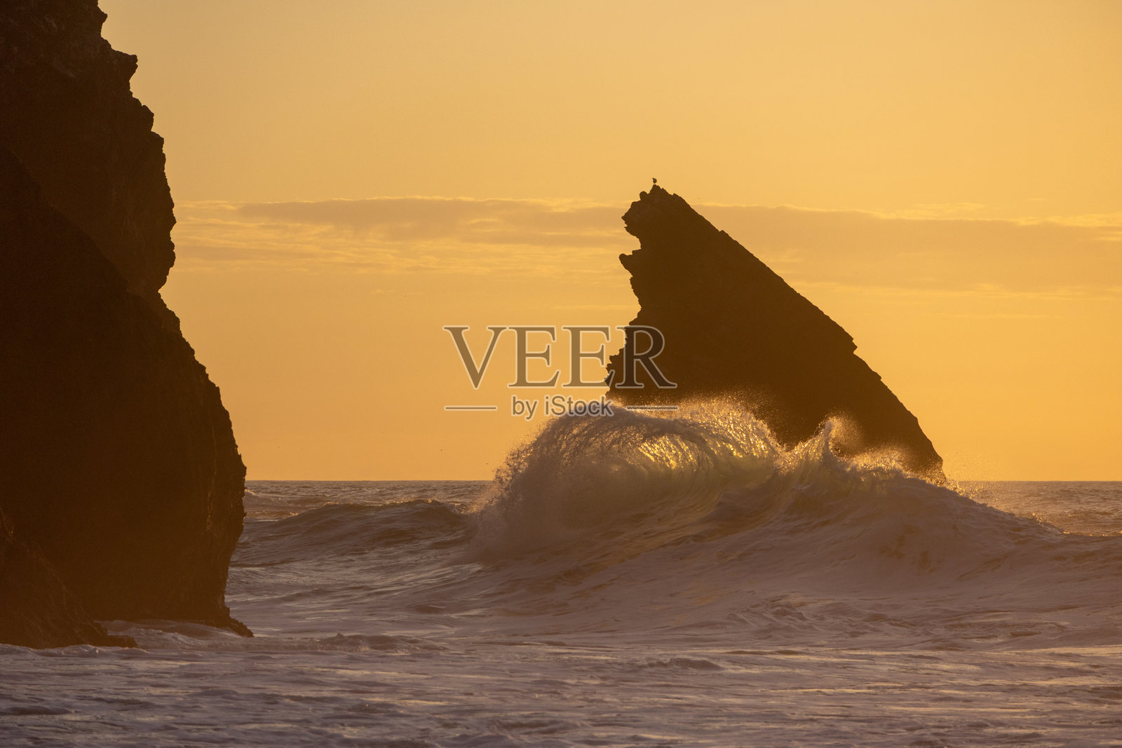 日落时分，葡萄牙辛特拉阿德拉加海滩的海浪拍打岸边照片摄影图片