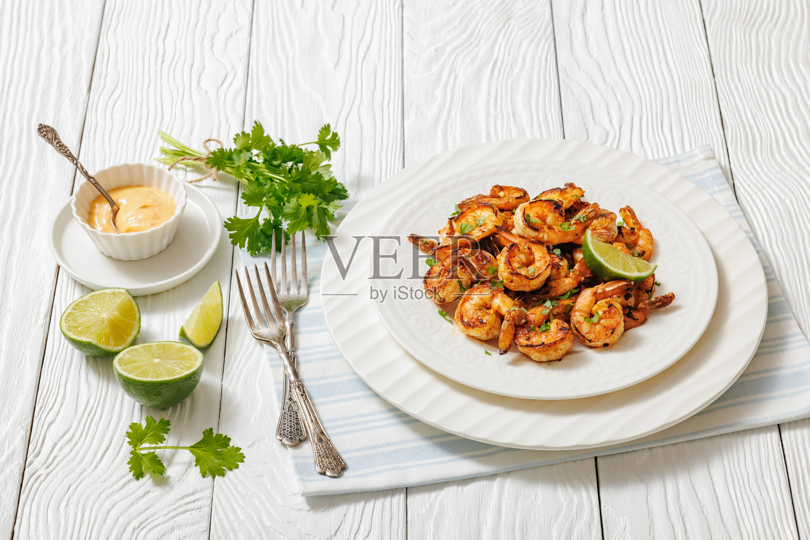 白盘上的烤虾配青柠照片摄影图片