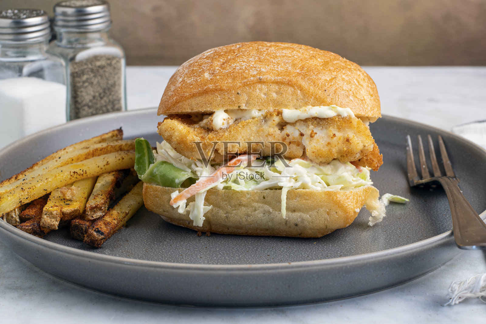 鳕鱼片三明治配薯条照片摄影图片