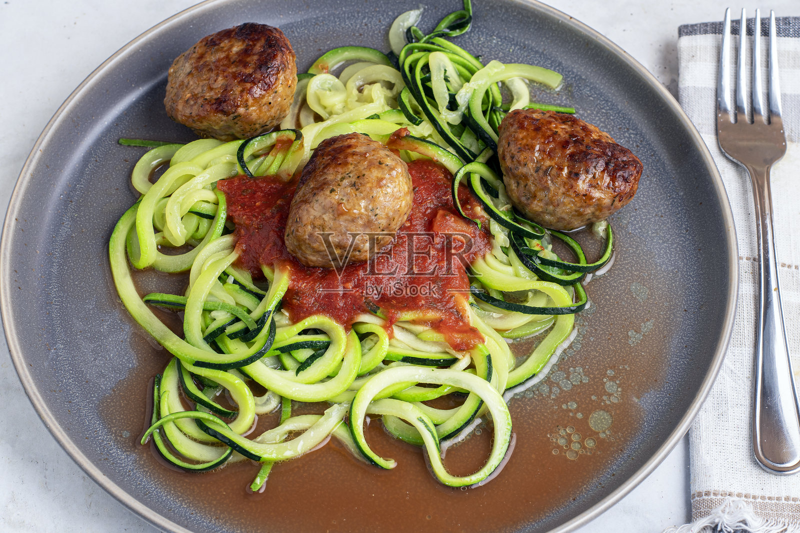 意大利面酱和肉丸的西葫芦面条照片摄影图片