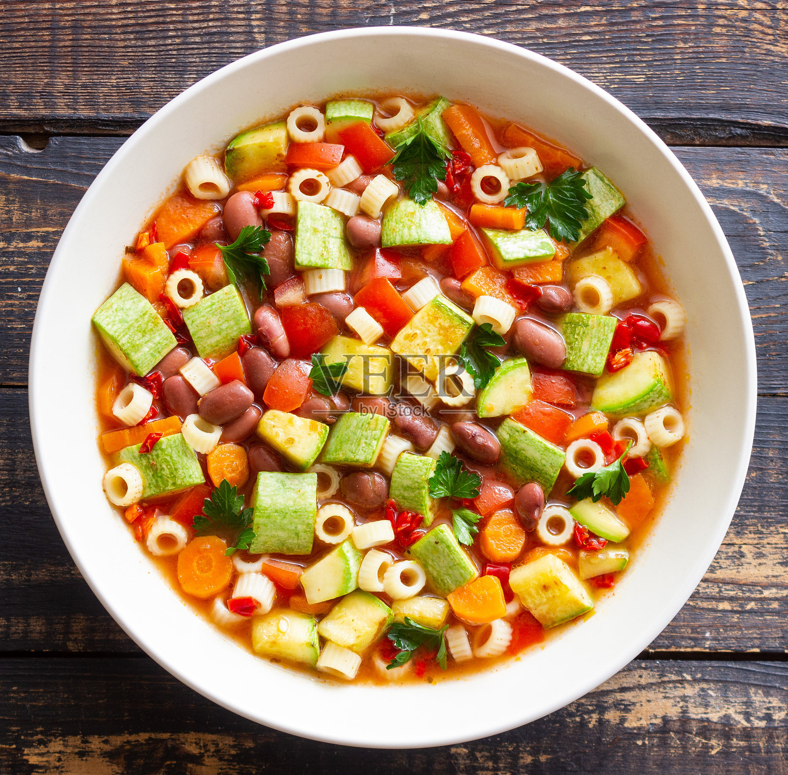 蔬菜杂烩汤。素食。意大利菜。照片摄影图片