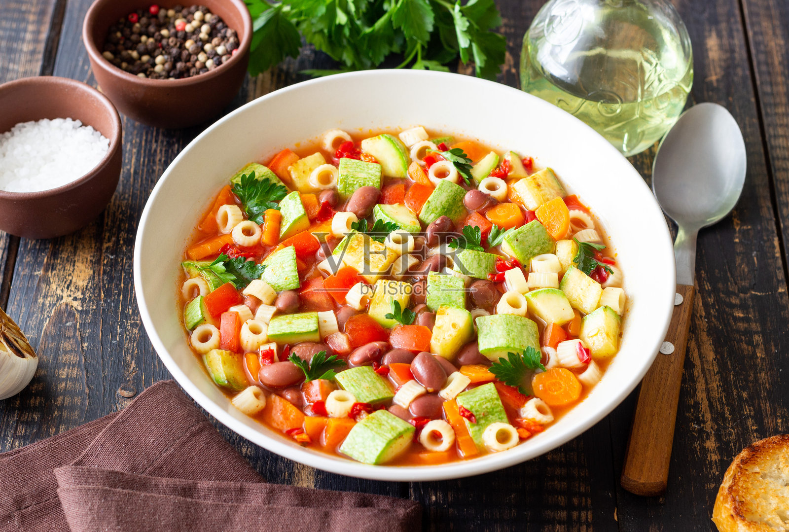 蔬菜杂烩汤。素食。意大利菜。照片摄影图片