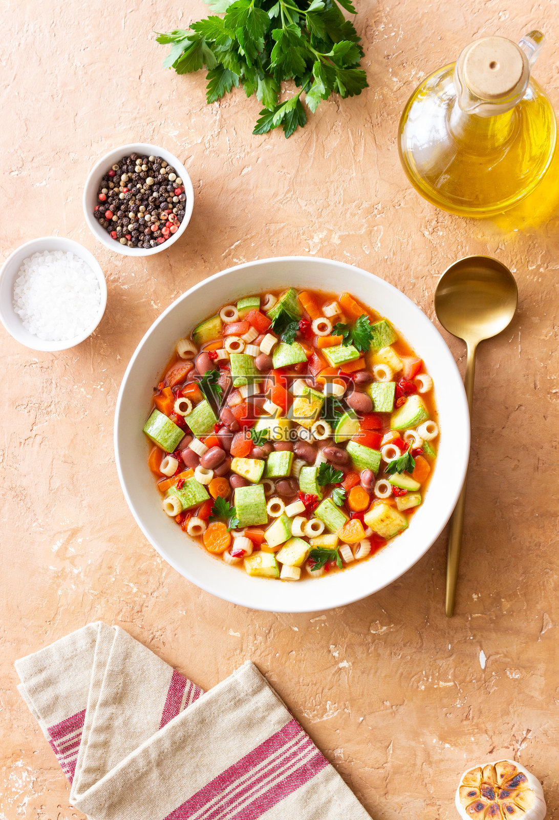 蔬菜杂烩汤。素食。意大利菜。照片摄影图片